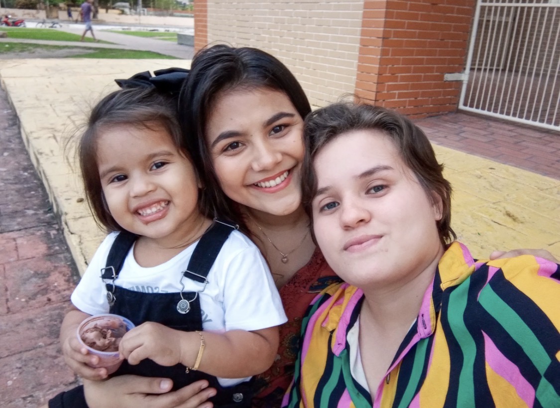 Heloíze, Valentina e Cams sorrindo juntos em 2019