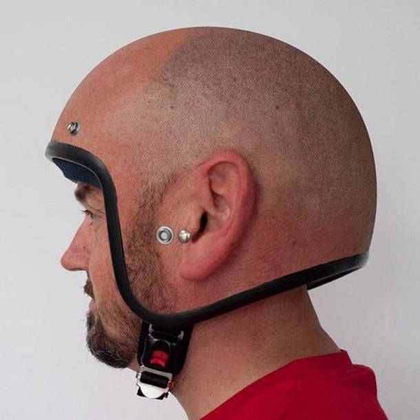 Capacete para o noivo se proteger do taco