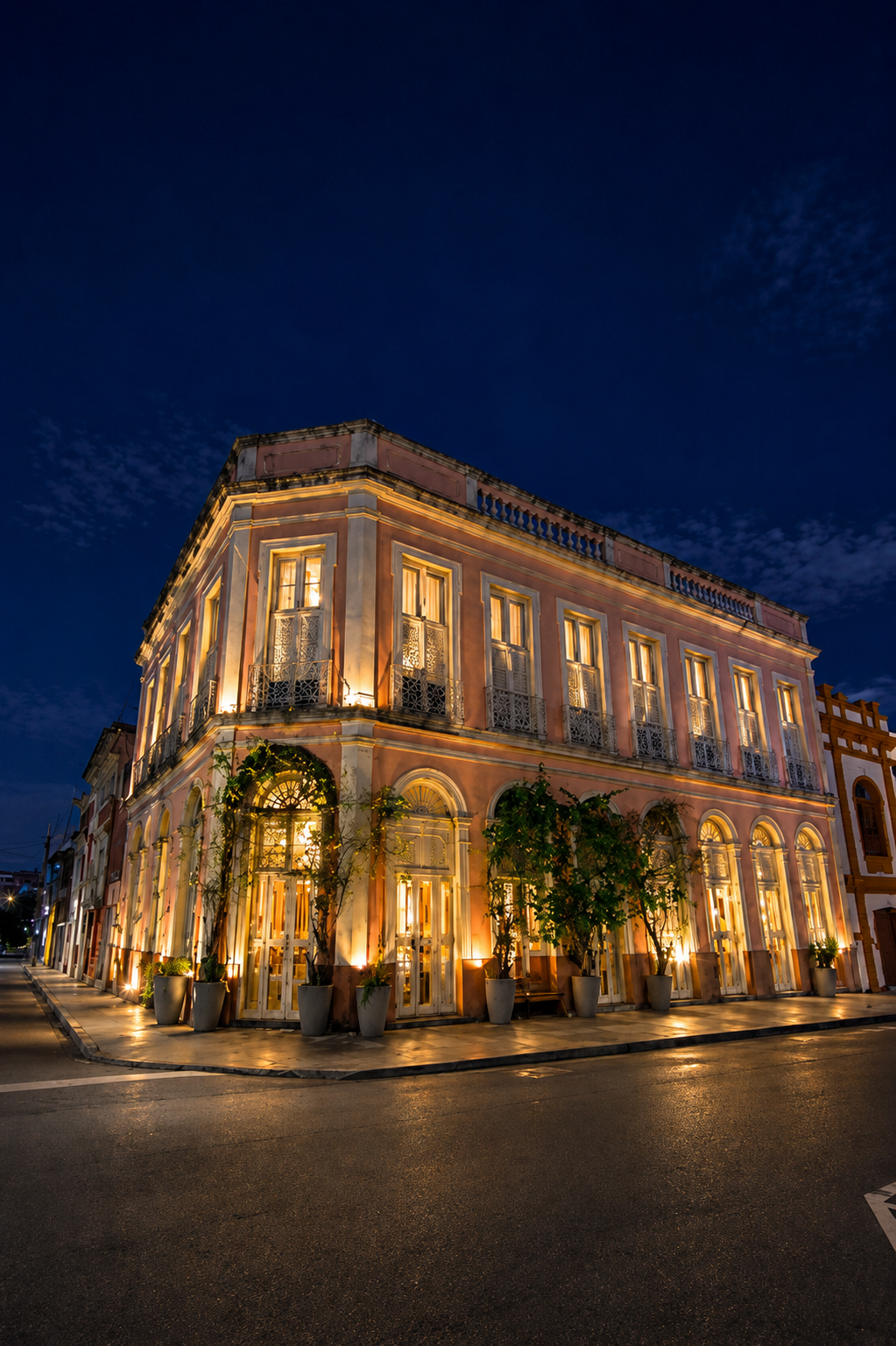 Fachada noturna iluminada do Seringal Hotel, no Centro de Manaus