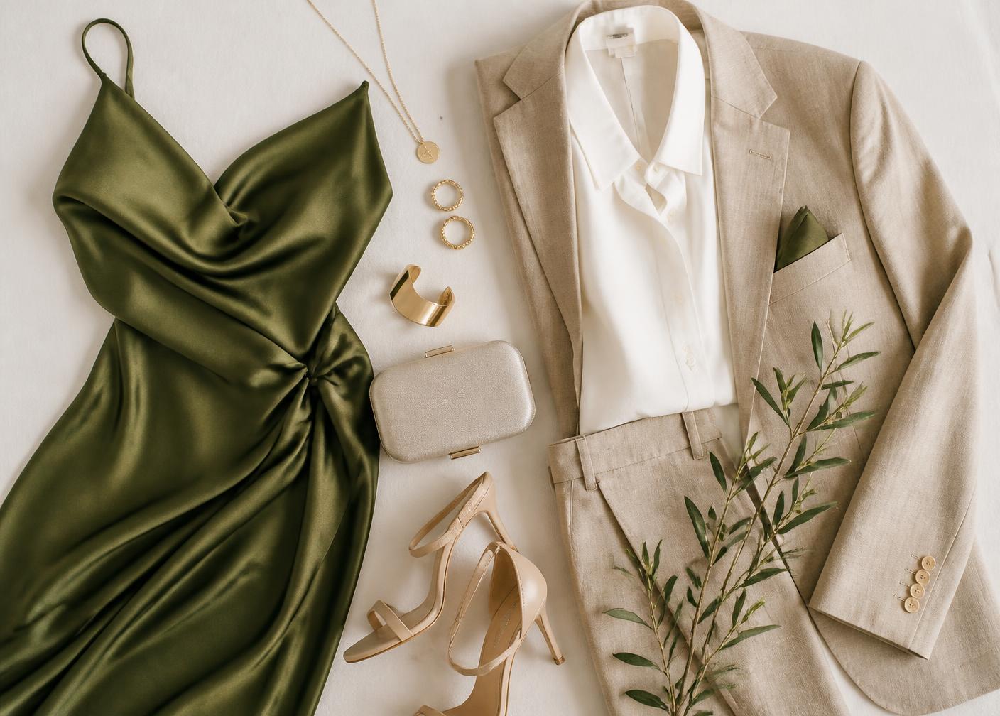 Composição de roupas em verde oliva, bege e off-white com acessórios dourados